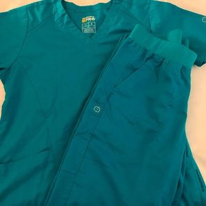 Wonder Wink scrub set in Aqua green color size SMALL -top MEDIUM -bottom